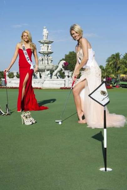 Miss Great Britain Grace Levy e Miss Germany Josefin Donat si rilassano giocano a golf